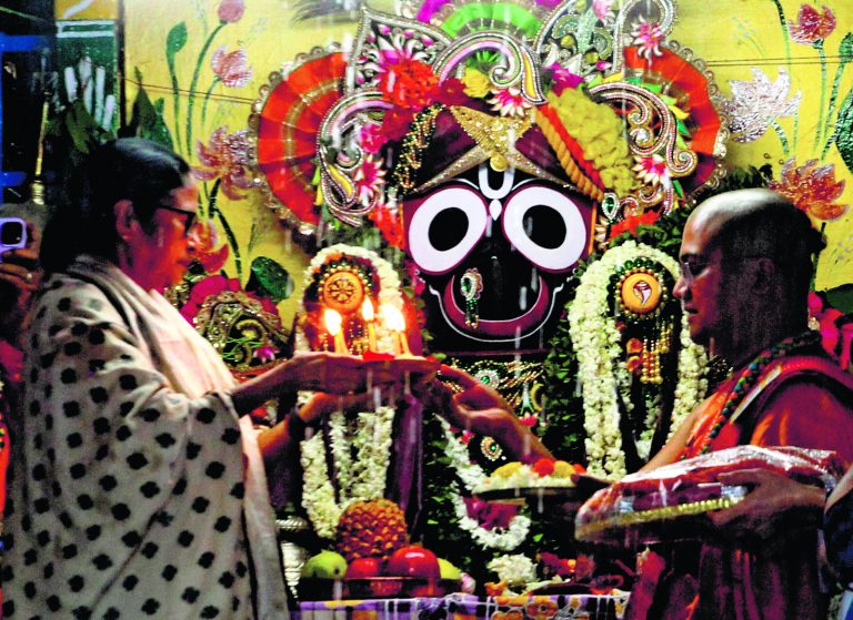कोलकाता में इस्कॉन की रथयात्रा, सीएम हुईं शामिल