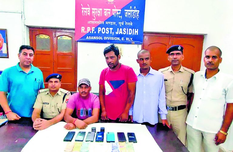 चोरी के सामान के साथ तीन गिरफ्तार