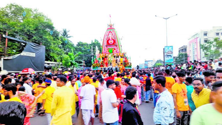 कमरहट्टी में धूमधाम से निकली रथ यात्रा, उमड़ा जन सैलाब