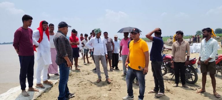 एसडीएम ने बाढ़ से हो रहे कटाव का किया निरीक्षण
