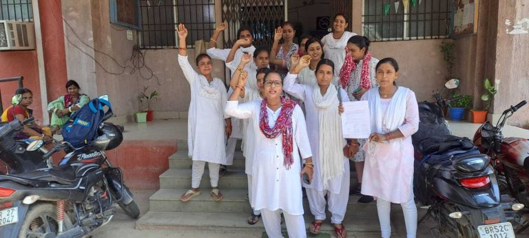 फेस अटेंडेंस के विरोध में एनएचएम कर्मियों ने डीएचएस पहुंचकर किया प्रदर्शन