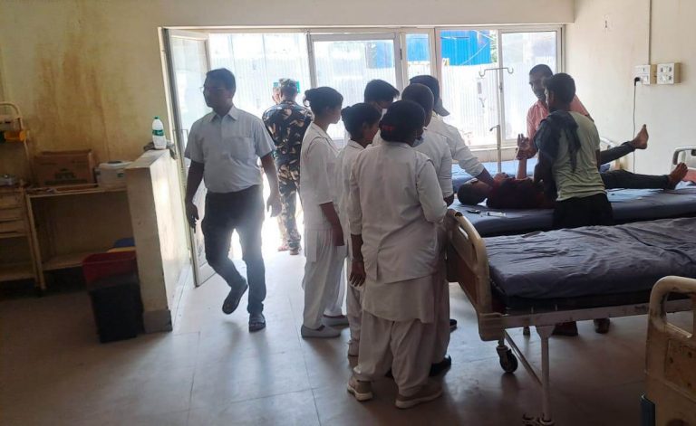 बदहाल व्यवस्था : सदर अस्पताल में स्वास्थ्यकर्मी कर रहे इलाज, बिना मरीज देखे चिकित्सक कर रहे रेफर