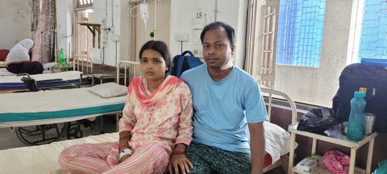 रेलकर्मी के आवास में घुस कर दंपती को मारा चाकू, लूटी चेन