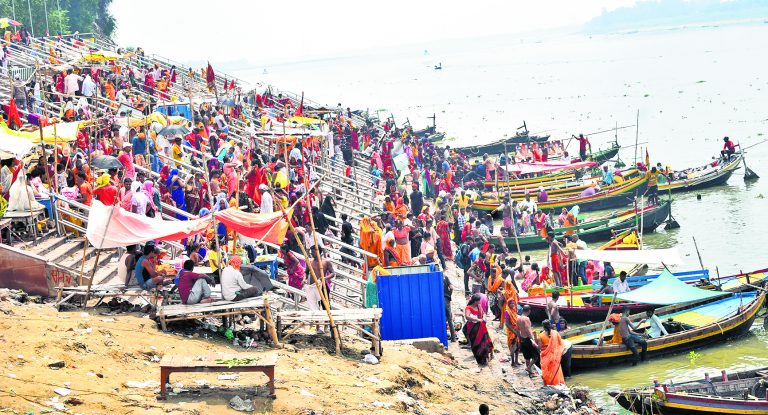 मुंडन संस्कार को लेकर रामरेखा घाट पर उमड़ी श्रद्धालुओं की भीड़