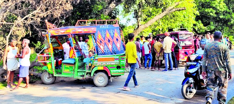 jamui News : आधार कार्ड बनाकर घर लौट रहे थे, तेज रफ्तार ट्रक ने ऑटो में मारी टक्कर, दर्जन भर घायल