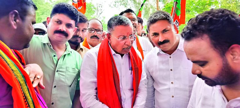 latehar news : चतरा सांसद कालीचरण सिंह से मनिका के सीओ ने कहा : अगर हम चोर, तो राज्य के सभी सीओ चोर