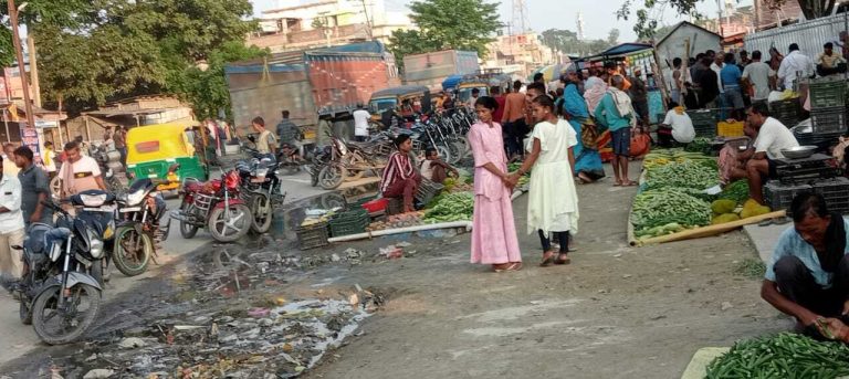 अतिक्रमण की वजह से लोग हो रहे परेशान