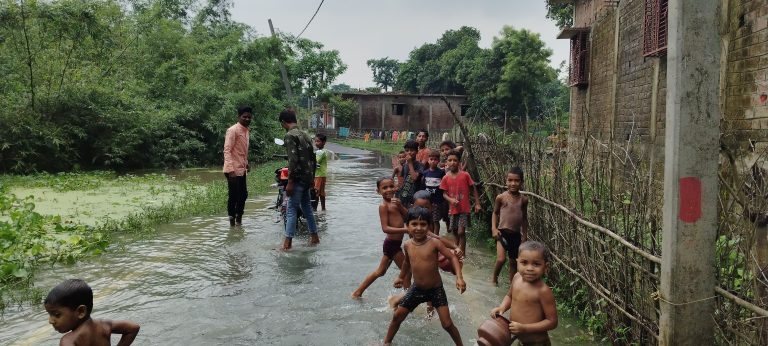 पलसा चौक से स्टेट हाइवे का संपर्क पथ डूबा  ,कई गांव में घुसा बाढ़ का पानी