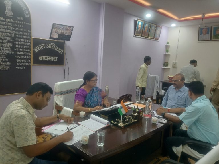 आयुक्त ने बाघमारा प्रखंड सह अंचल कार्यालय का किया निरीक्षण, बीडीओ को फटकार