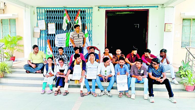 वीसी के बाद रजिस्ट्रार ऑफिस में भी जड़ा ताला