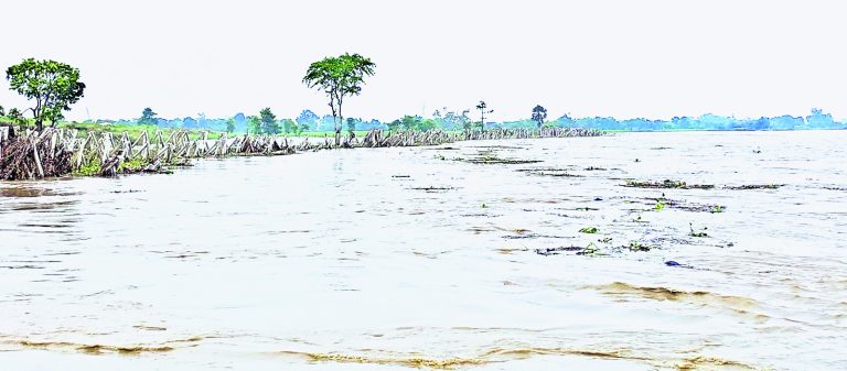 गंडक नदी में नहीं घट रहा पानी का लेवल, कई जगहों पर कटाव का बढ़ा खतरा
