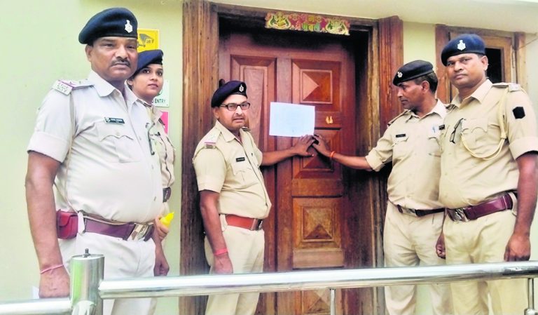 फरार महिला जिला पार्षद सहित सात लोगों के यहा चस्पाया इश्तेहार