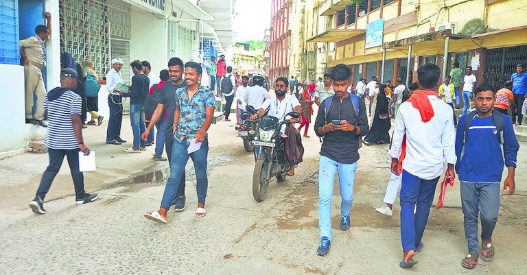 शांतिपूर्ण रही स्नातक थर्ड पार्ट की पहले दिन की परीक्षा