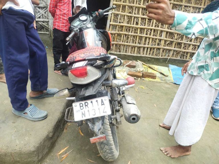 दो बाइक की सीधी टक्कर में युवक की मौत