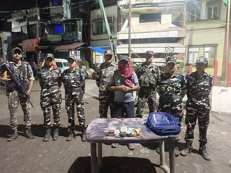2.70 लाख रुपये के साथ नेपाली नागरिक गिरफ्तार