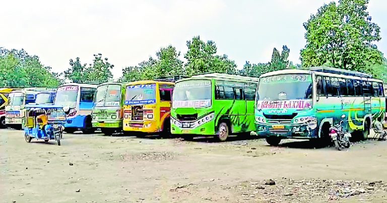 तृणमूल श्रमिक नेता पर वसूली का आरोप, प्रतिवाद में बस हड़ताल