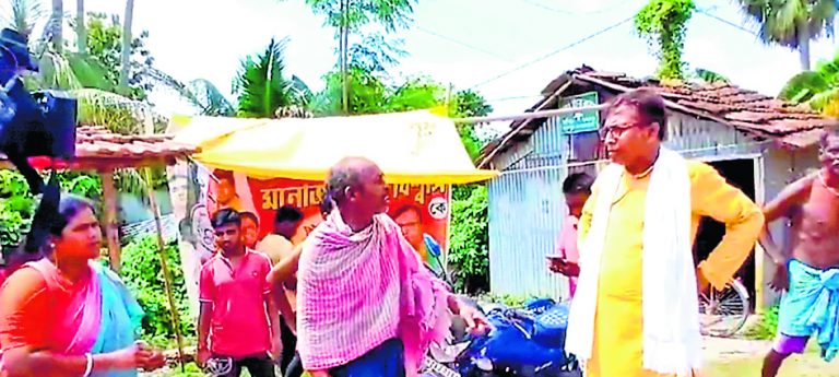 तृणमूल पर भाजपा के बूथ को तोड़ने का लगा आरोप