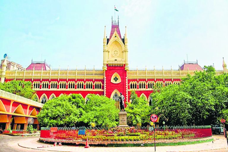 कम से कम पांच अवैध निर्माण तोड़े जाने का सबूत पेश करें : कोर्ट