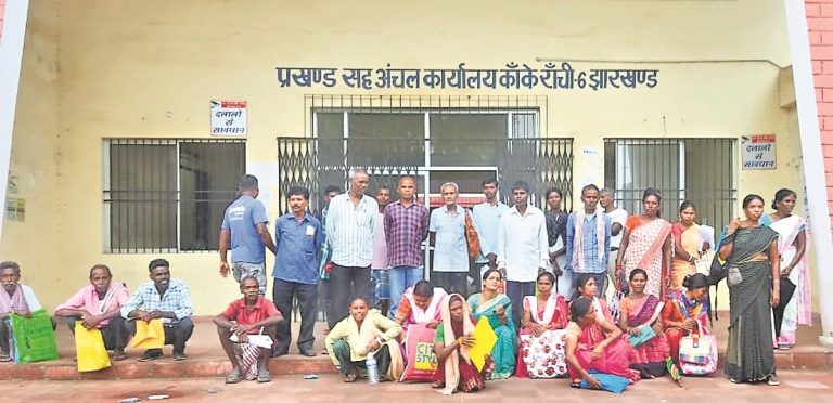 Ranchi Crime News : कमलेश व विक्की ने जमीन पर किया कब्जा, जाने पर बाउंसर से पिटवाता है