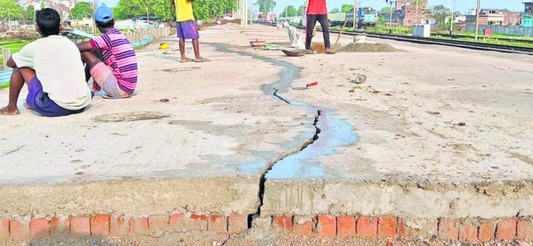 गुरारू रेलवे स्टेशन निर्माण के दौरान प्लेटफाॅर्म में आयी दरार