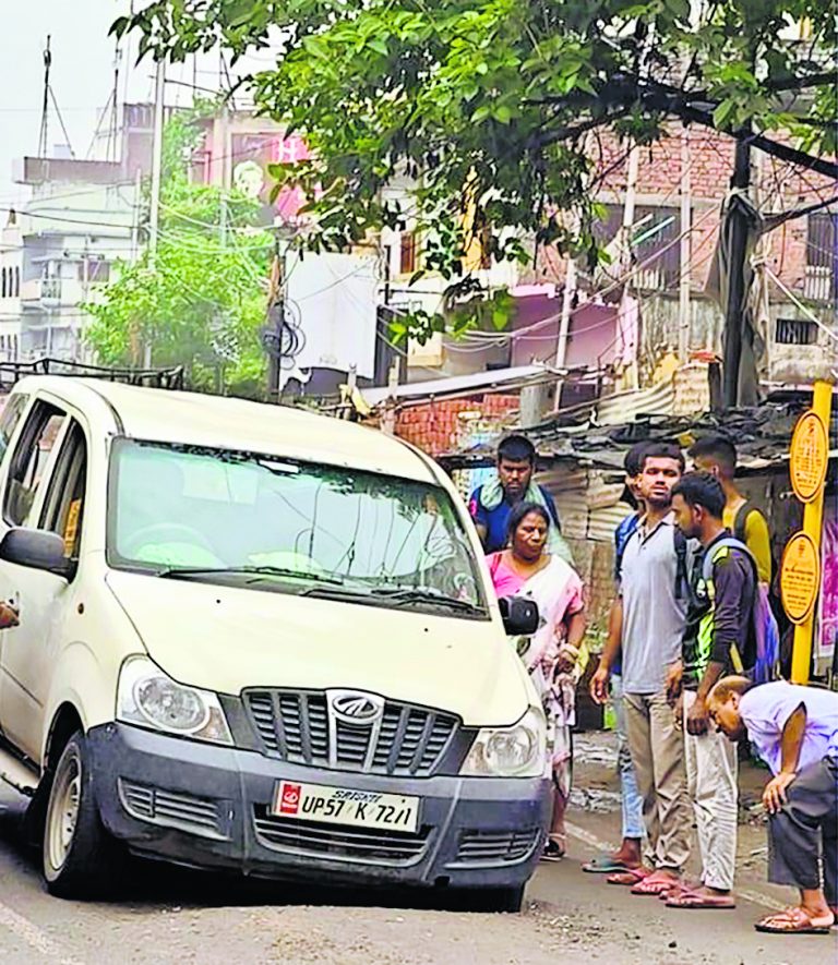 बारिश से बिगड़ी सड़कों की सूरत, जगह जगह बने गड्ढों से लोगों को हो रही परेशानी
