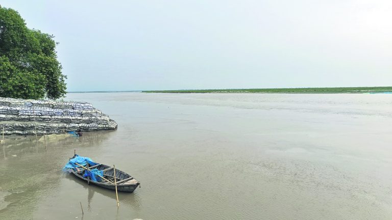 नेपाल में भारी बारिश से हाइअलर्ट, खतरे के निशान से 85 सेमी ऊपर पहुंचा गंडक नदी