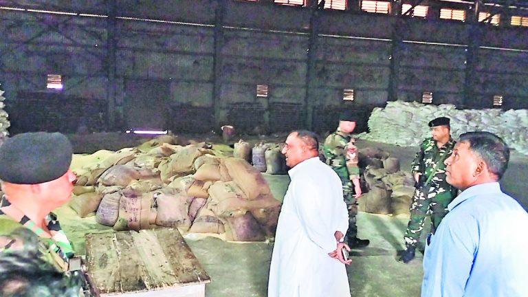 खाद्य आपूर्ति मंत्री ने जेएसएफसी के गोदाम का किया निरीक्षण, बोरियों में कम अनाज देख मंत्री ने अफसरों को लगायी फटकार, कहा : दोषी बख्शे नहीं जायेंगे