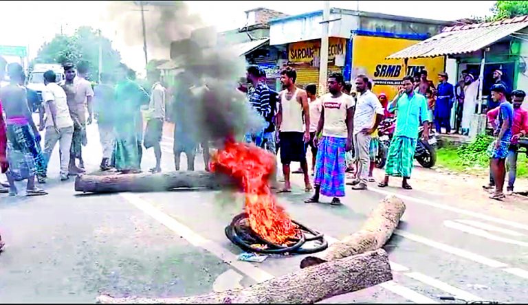 दो बसों में आगे निकलने की होड़ में कुचल कर एक किशोर की मौत
