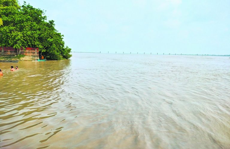 दरौली में खतरे के निशान से दो सेमी ऊपर बह रही सरयू नदी