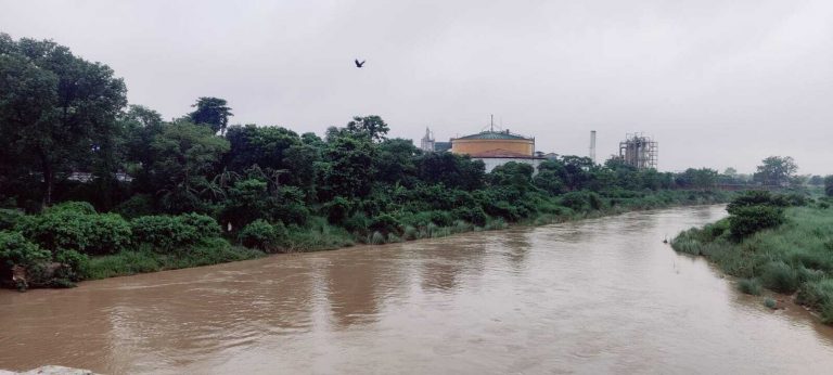 रूक-रूक कर हो रही बारिश से फिर उफनाई पहाड़ी नदियां, कई जगहों पर कटाव तेज