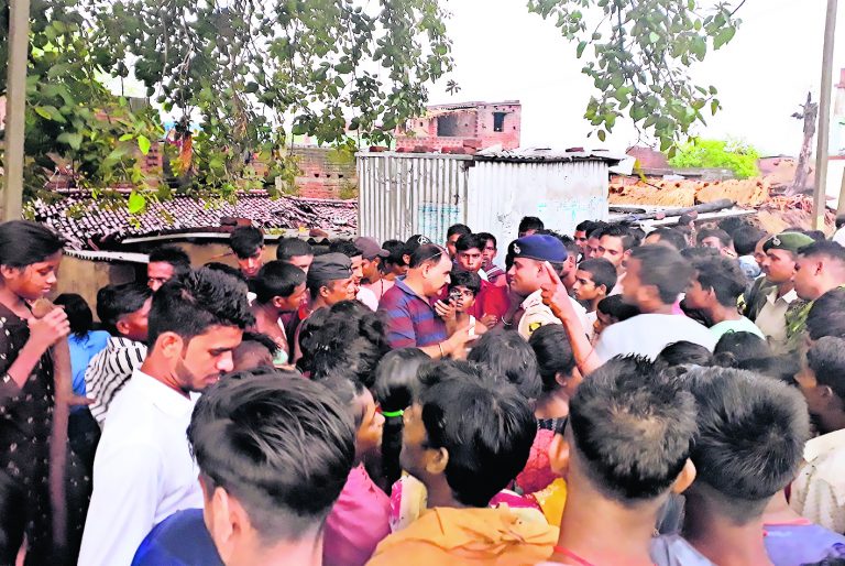 नाली की समस्या को लेकर परैया खुर्द दलित टोले के लोगों ने किया सड़क जाम