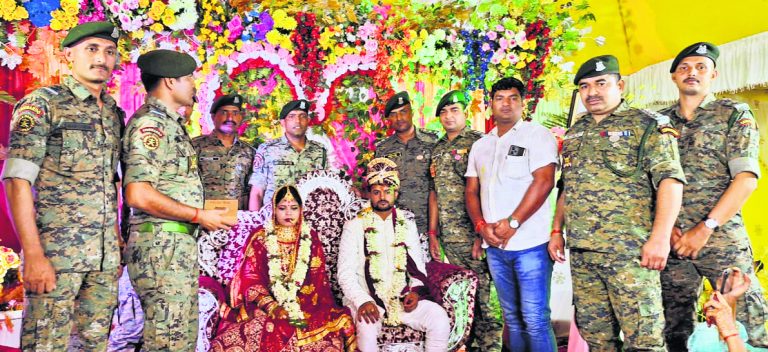 कोबरा जवानों ने शहीद कमांडों की बहन की शादी में निभायी भाई की भूमिका