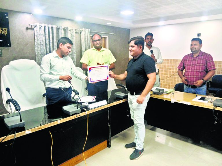 स्वास्थ्य अधिकारी व कर्मी करें बेहतर प्रदर्शन, इससे देश में अव्वल आयेगा जिला : डीएम