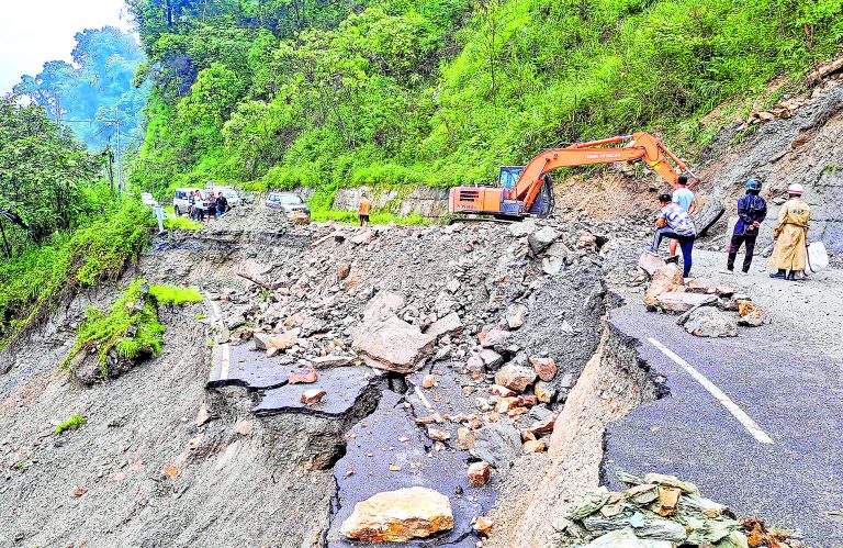 राष्ट्रीय राजमार्ग में धंसान से यातायात प्रभावित, मरम्मत कार्य शुरू