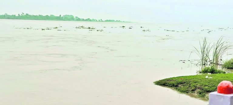 जिले में गंगा और घाघारा उफान पर, गडंक ने खतरे के निशान को किया पार