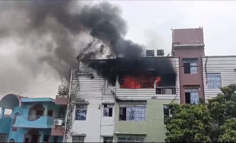 सुपर सिटी एनक्लेव में भीषण आग, बिल्डर की मौत