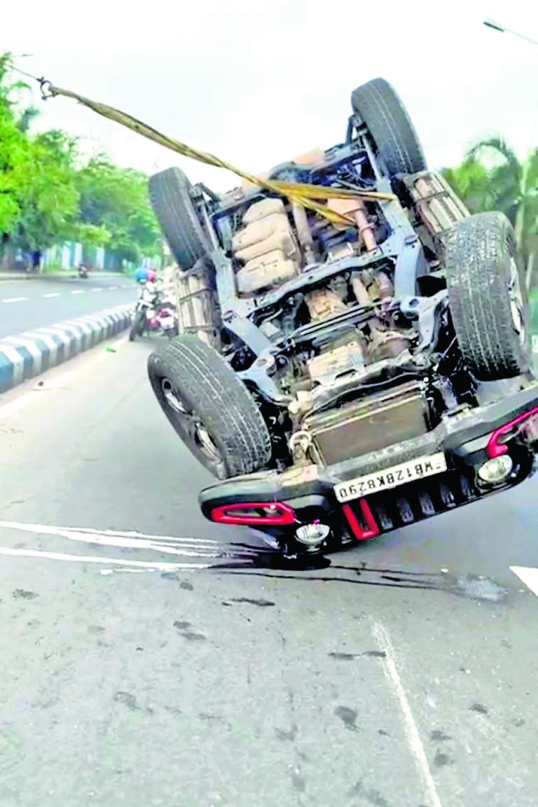 लेकटाउन : तेज रफ्तार में पलटी कार, चालक गंभीर