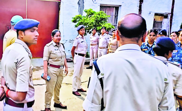 टिकारी एसडीओ को मिली धमकी के बाद सेंट्रल जेल में छापेमारी
