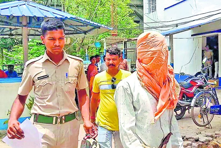 पांच लाख रुपये के जाली नोटों के साथ एक तस्कर गिरफ्तार