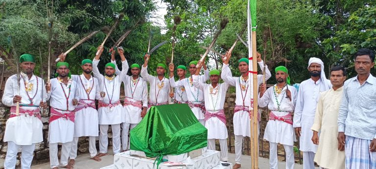फातिहा के साथ इमामबाड़ों में खड़े किये गये मोहम्मदिया निशान