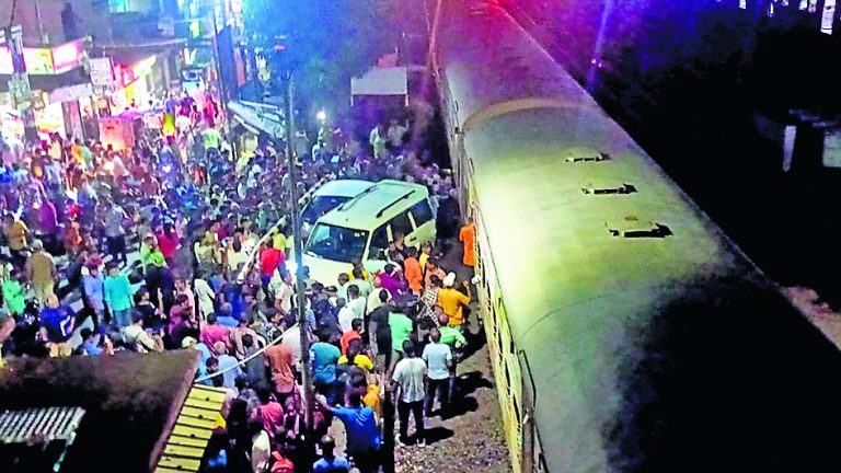 दो वाहन हजारदुआरी एक्सप्रेस से टकराये