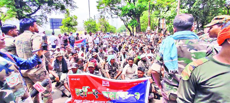 city news : राजभवन घेरने जा रहे सहायक पुलिसकर्मियों को रोका गया