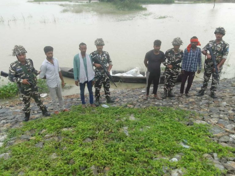 870 बोतल नेपाली शराब के साथ चार तस्कर गिरफ्तार