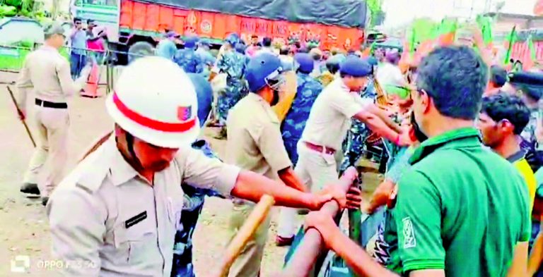 कार्यकर्ता की गिरफ्तारी के विरोध में थाने के बाहर भाजपा का प्रदर्शन