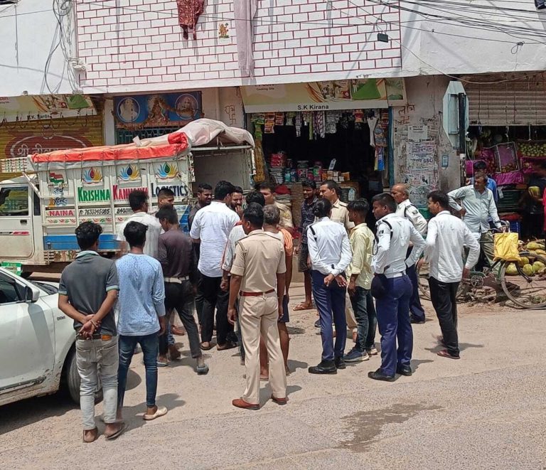 इंद्रपुरी रोड नंबर 15 के समीप ट्रैफिक पुलिस और कार सवार आपस में भिड़े, हंगामा