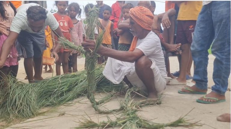 कुश का शव बनाकर किया जा रहा दाह-संस्कार