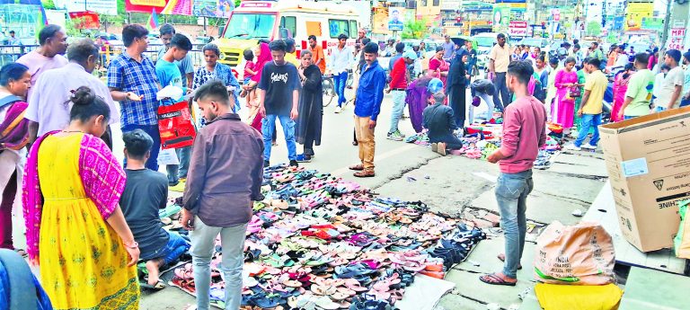 Ranchi News : वेंडर मार्केट में दुकान लेने के बाद भी फुटपाथ नहीं छोड़ रहे दुकानदार, लग रहा जाम