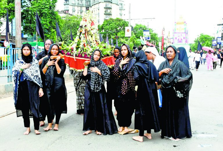 मुहर्रम पर ताजिया के साथ निकला मातमी जुलूस