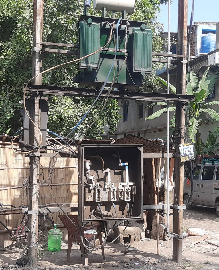 ठहरिये, मौत को दावत दे रहा ट्रांसफार्मर का खुला कट आउट बॉक्स