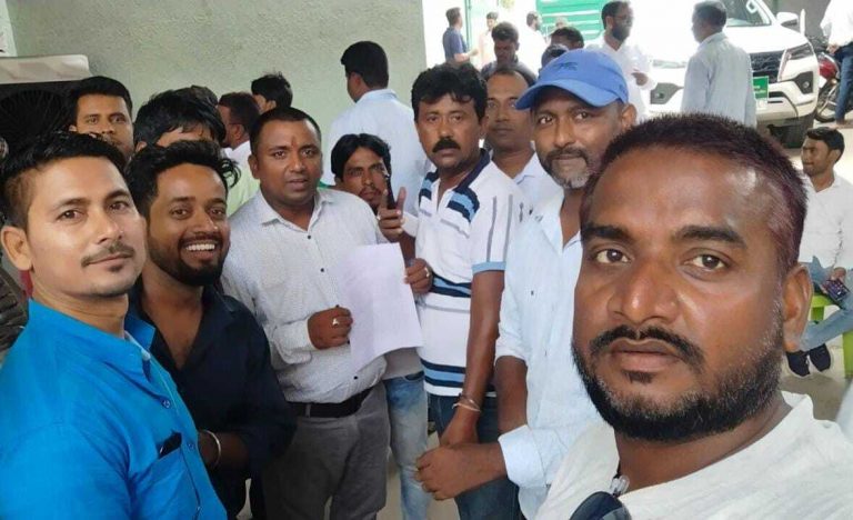नगर परिषद के दैनिक कर्मियों ने मंत्री हफीजुल को सौंपा ज्ञापन, रखी मांगें